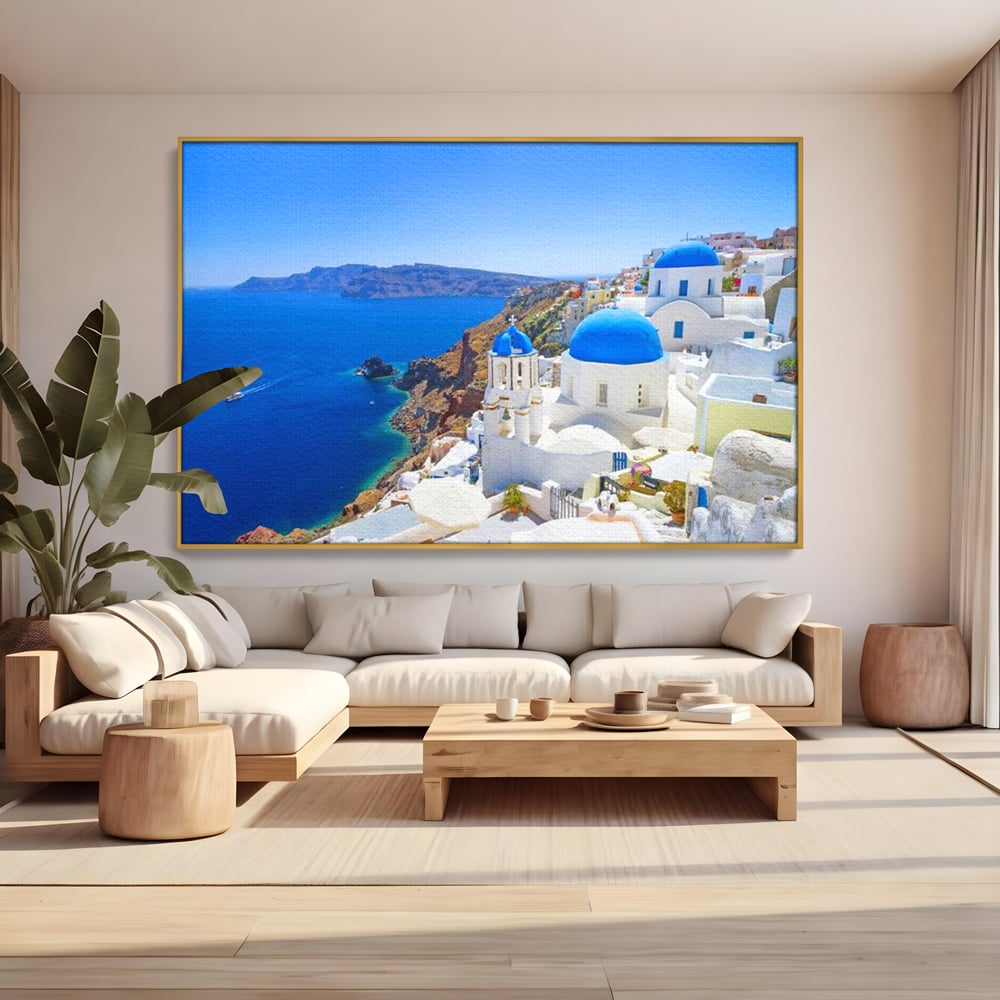 Tablou canvas cu tablou canvas cu peisaj din santorini, in rama de aluminiu auriu, pe perete intr-un living